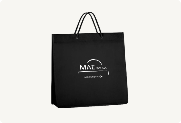 Bolsa de asa de cordón color negra con logo de maebolsas