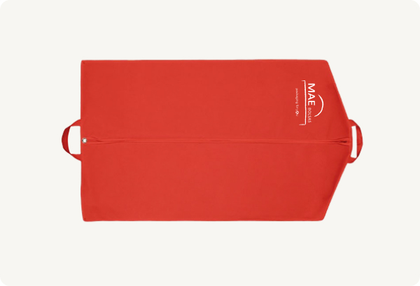 Bolsa guardatrajes roja con logo de maebolsas lateral.