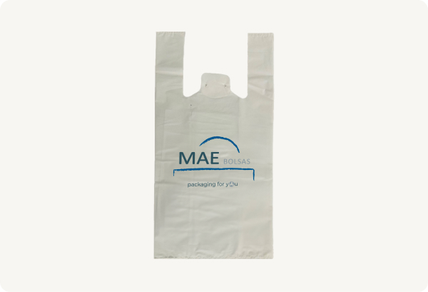 Bolsa de polietileno con asa de camisa y logo azul de mae bolsas